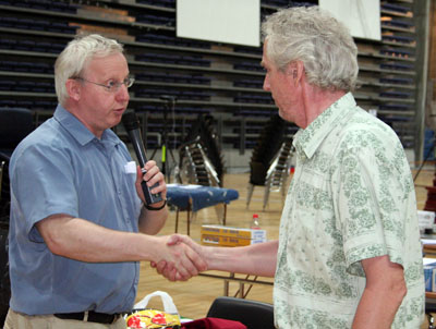 Rica prisen i NM par gikk til Baard Olav Aasan som ikke var tilstede da bildet ble tatt, her ser vi NBP`s leder Alf Helge Jensen gi artikkelforfatter Geir Olav Tislevoll sin pris. Foto: Vegard Brekke